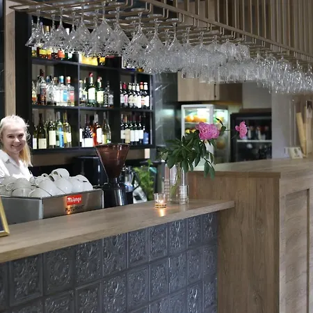 Pod Różami Hotel 2*