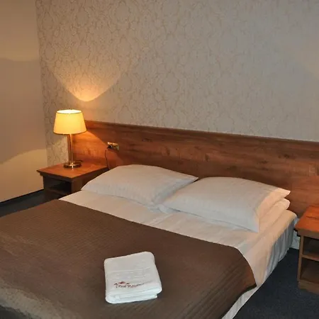 Pod Rozami Hotell Jedlnia-Letnisko